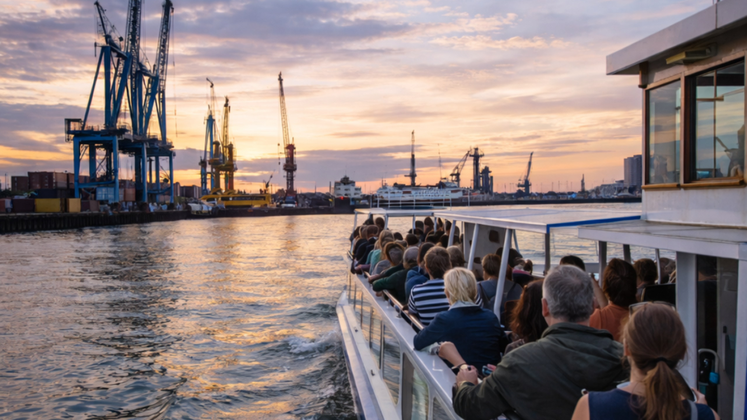 Ontdek de haven van dichtbij tijdens een rondvaart over het water